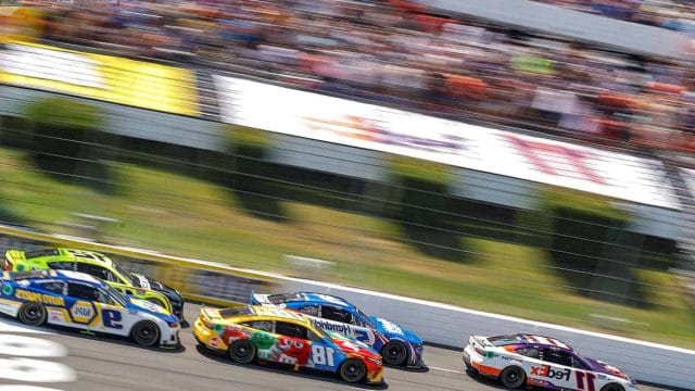 hamlin-daytona-drama-chasing-victory-amidst-challenges-and-intense-competition-1