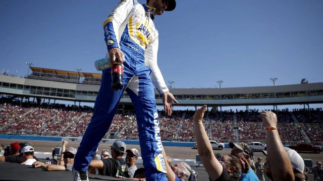 Chase Elliott Unveils Hooters (2)