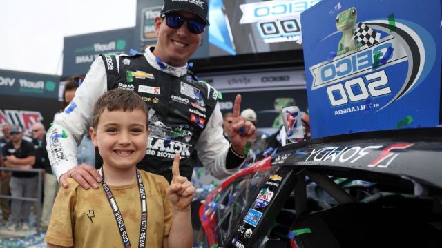Kyle Busch at the Tulsa Shootout (4)