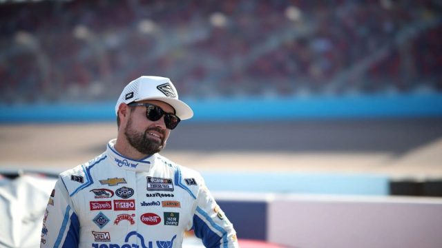 Stenhouse Jr. Joins the Chili Bowl (4)