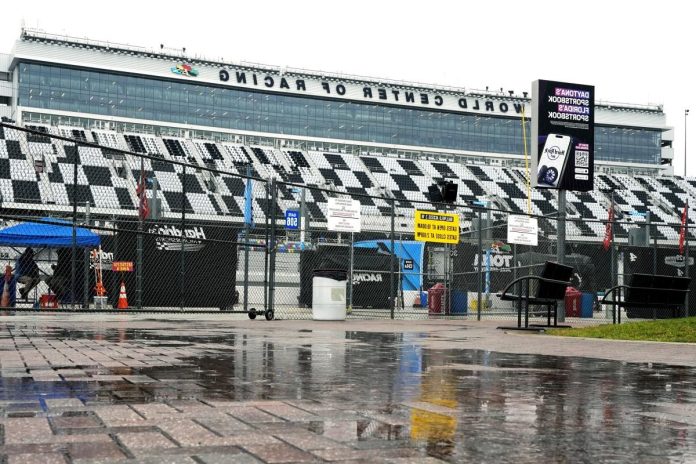 NASCAR Opener Postponed (4)