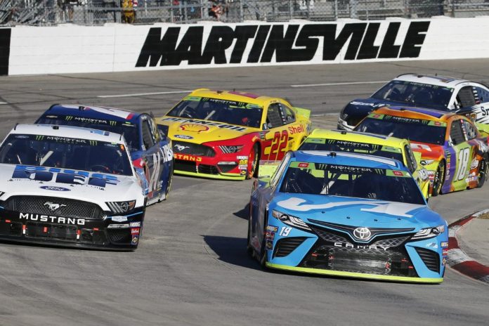 Dude Wipes Sponsors Martinsville's Xfinity Race (1)