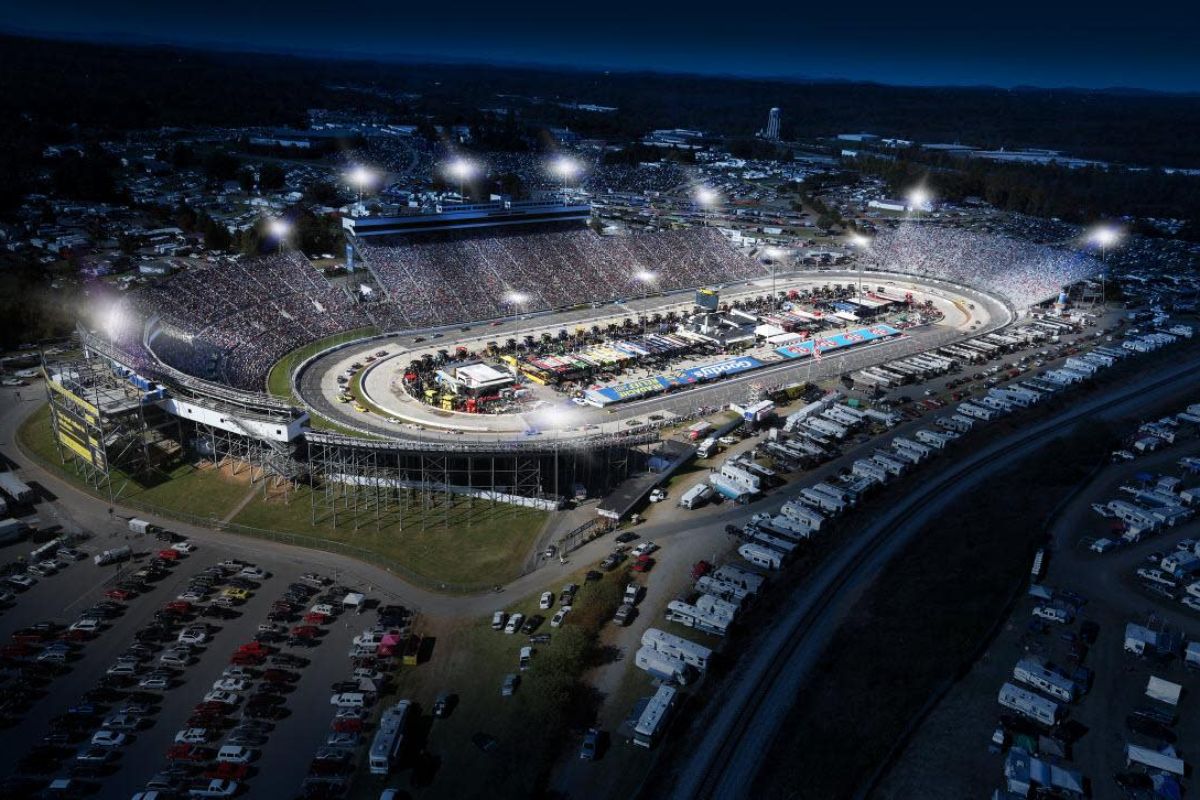 Dude Wipes Sponsors Martinsville's Xfinity Race (2)