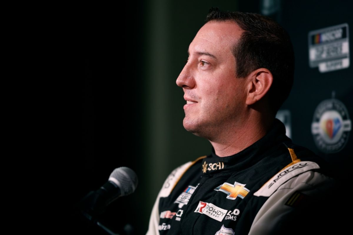 Kyle Busch SpeedyCash 250 Partnership (2)