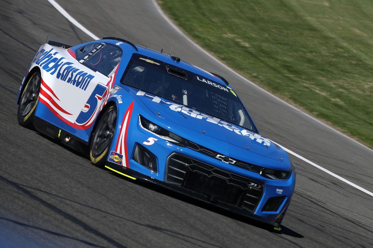 Kyle Larson Secures Toyota Owners 400 Pole Position (2)