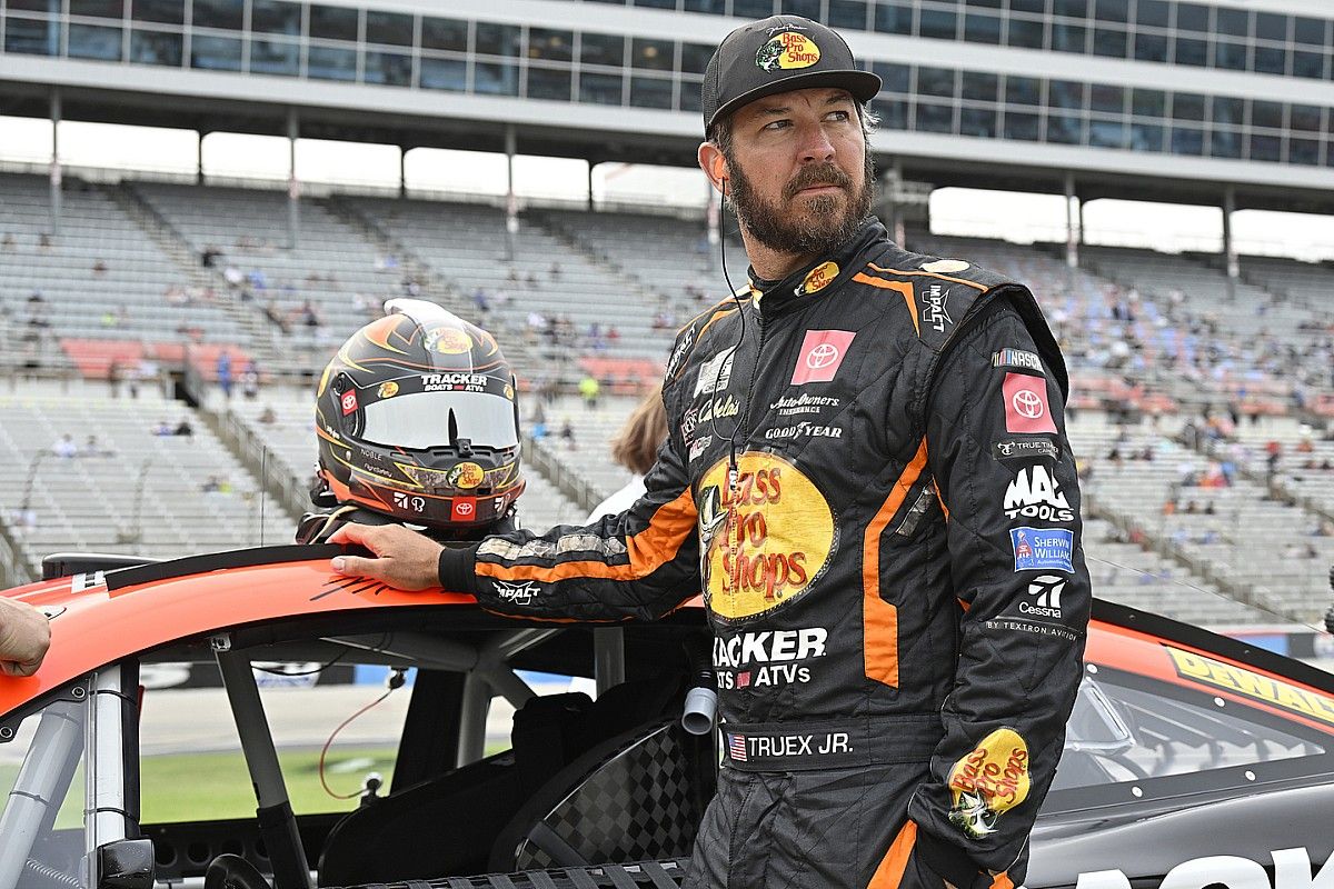 Martin Truex Jr Phoenix Struggles (1)