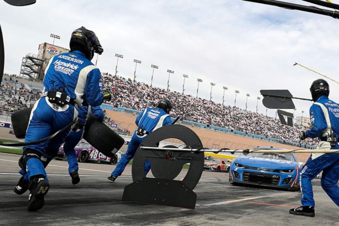 NASCAR Pit Crew Blunders (1)