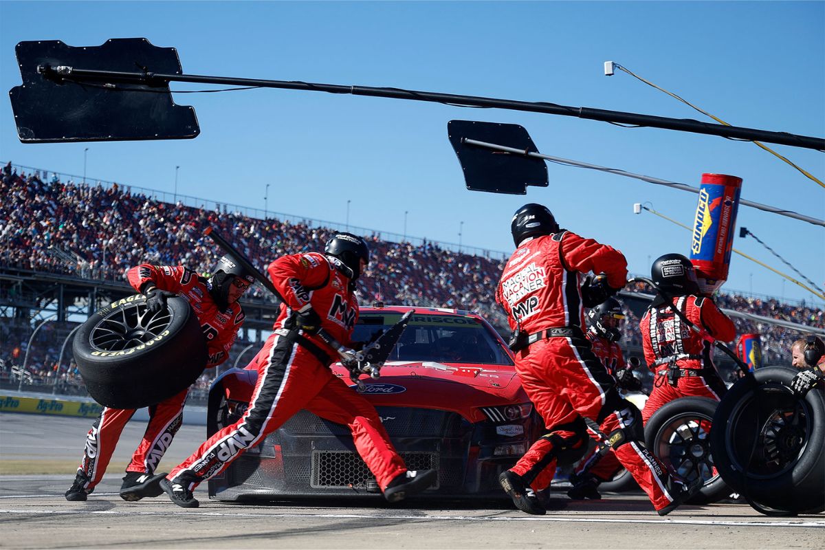 NASCAR Pit Crew Blunders (3)