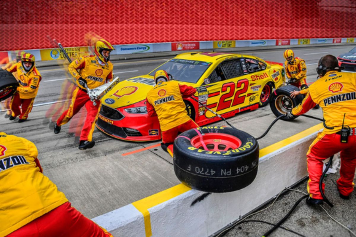 NASCAR's Pit Lane Drama (2)
