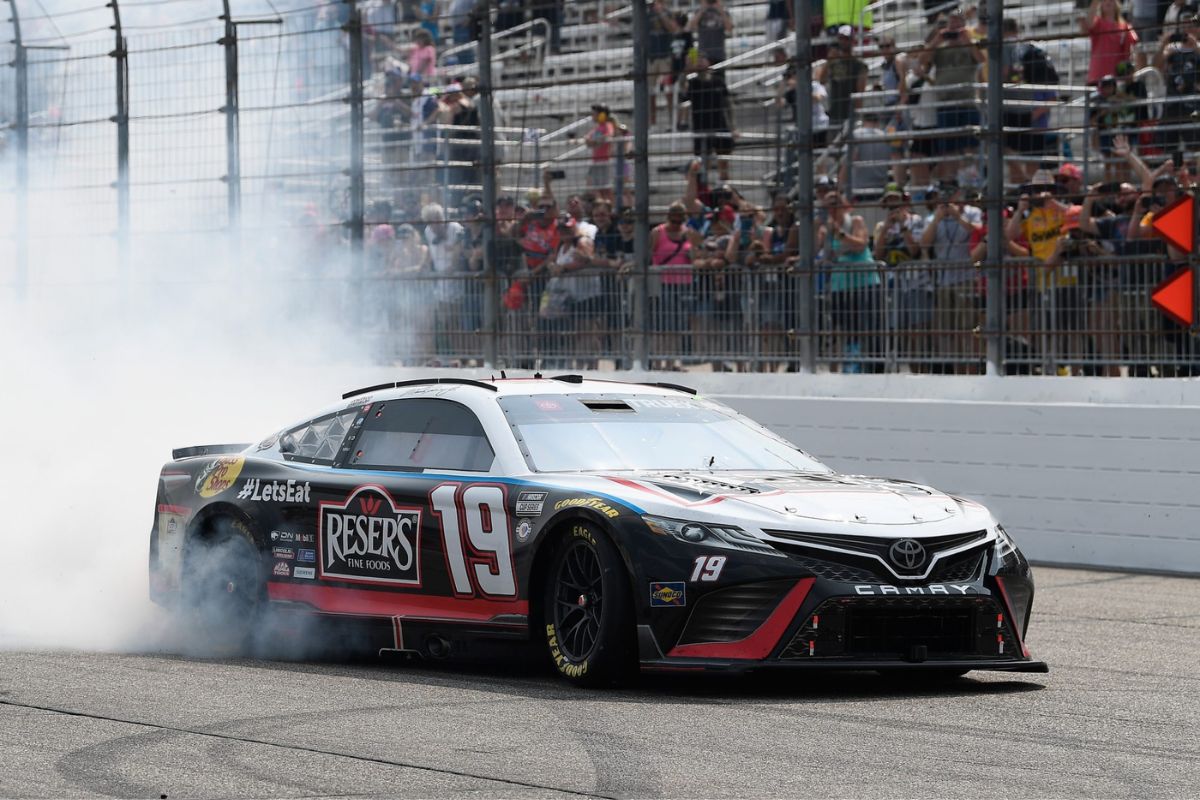 The CW Network Secures NASCAR Xfinity Series Coverage (1)