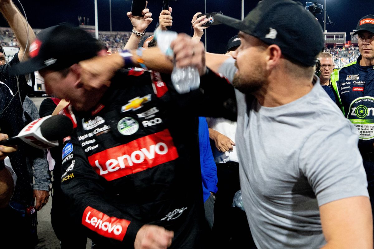 Ricky Stenhouse Jr. and Kyle Busch Brawl (2)