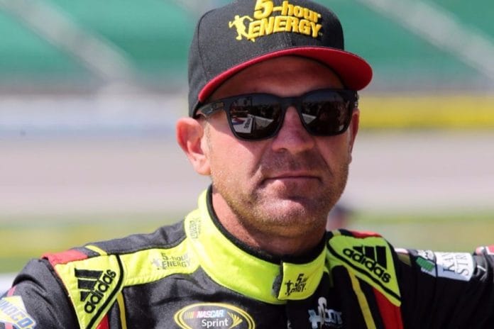 Clint Bowyer Declares Kansas Speedway a Must-See for Playoff Drivers 3