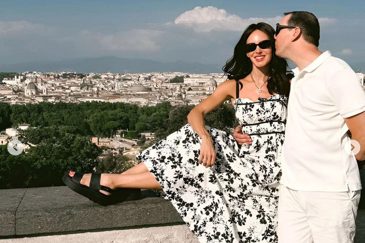 Samantha Busch Stuns With Dazzling Fashion1