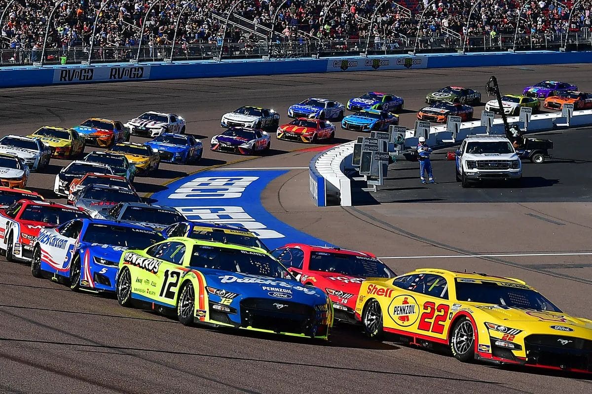 Denny Hamlin's Battle for a Bristol Hat Trick 3