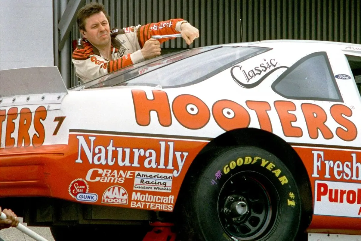 Alan Kulwicki’s Unforgettable 1992 Hooters 500 Victory_