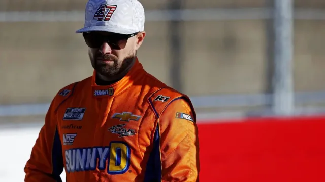 Insider Breaks Down Ricky Stenhouse Jr.'s Late Block