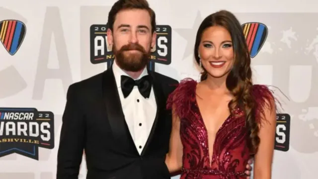 Gianna Tulio Pays Tribute to Hooters