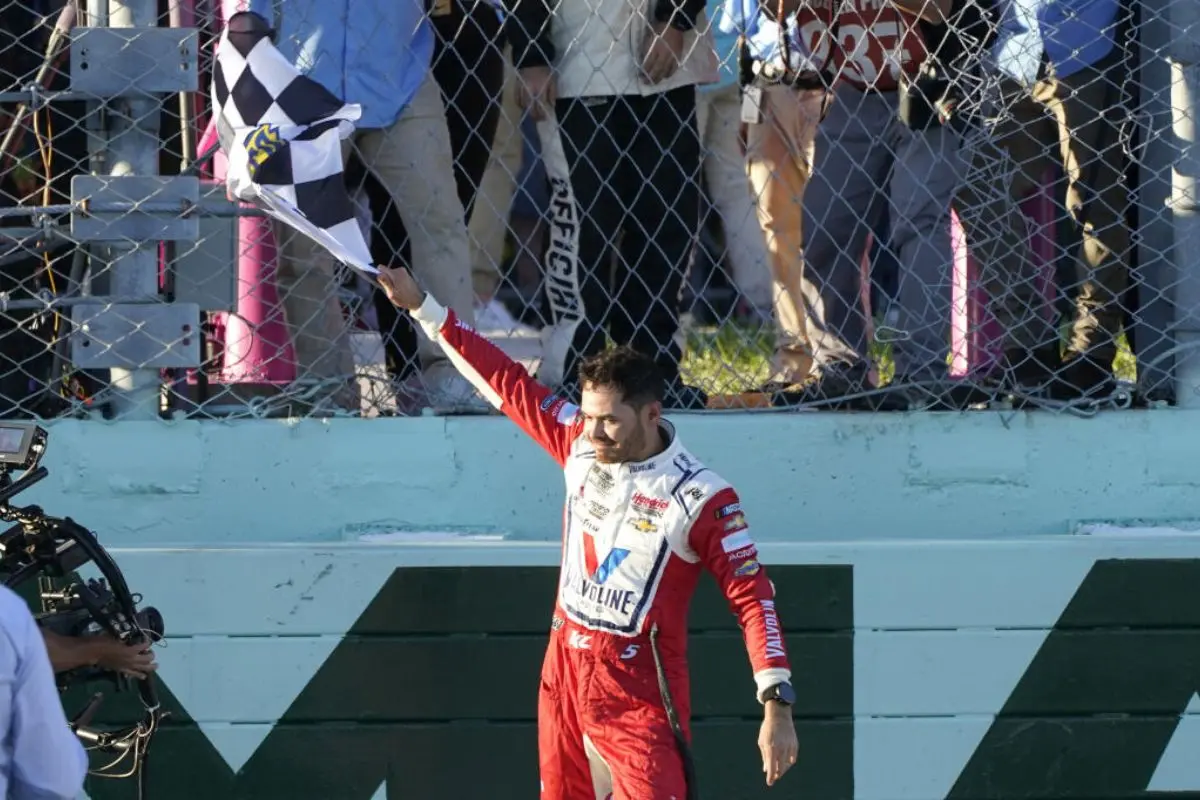 Kyle Larson Wins a Wild Homestead Thriller
