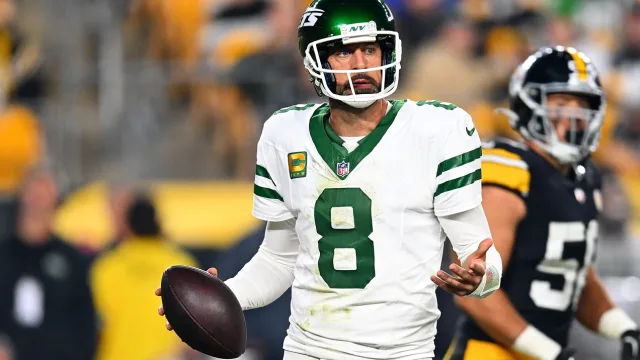 Jimmie Johnson celebrates 700th NASCAR Cup Series start with Tom Brady-gifted helmet