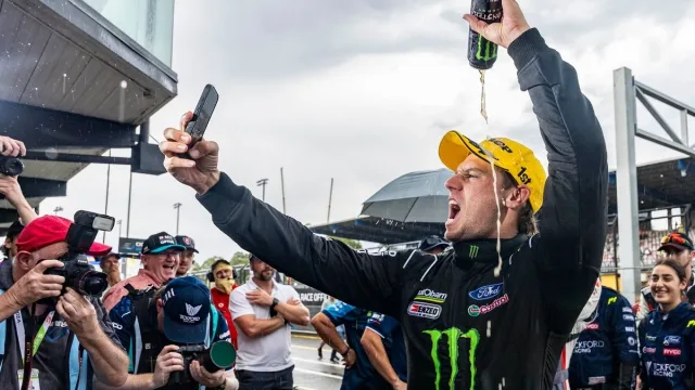 Cam Waters re-signs with Tickford Racing for Supercars 2026