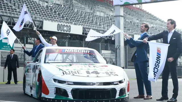 Noah Gragson assists No. 4 crew before Viva México 250