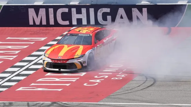 Tyler Reddick starts at rear after splitter issue