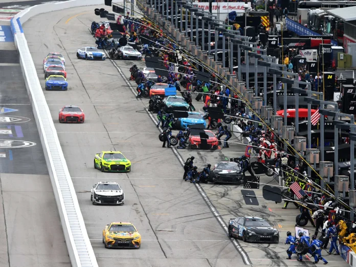 Kevin Harvick criticizes Darlington pit errors