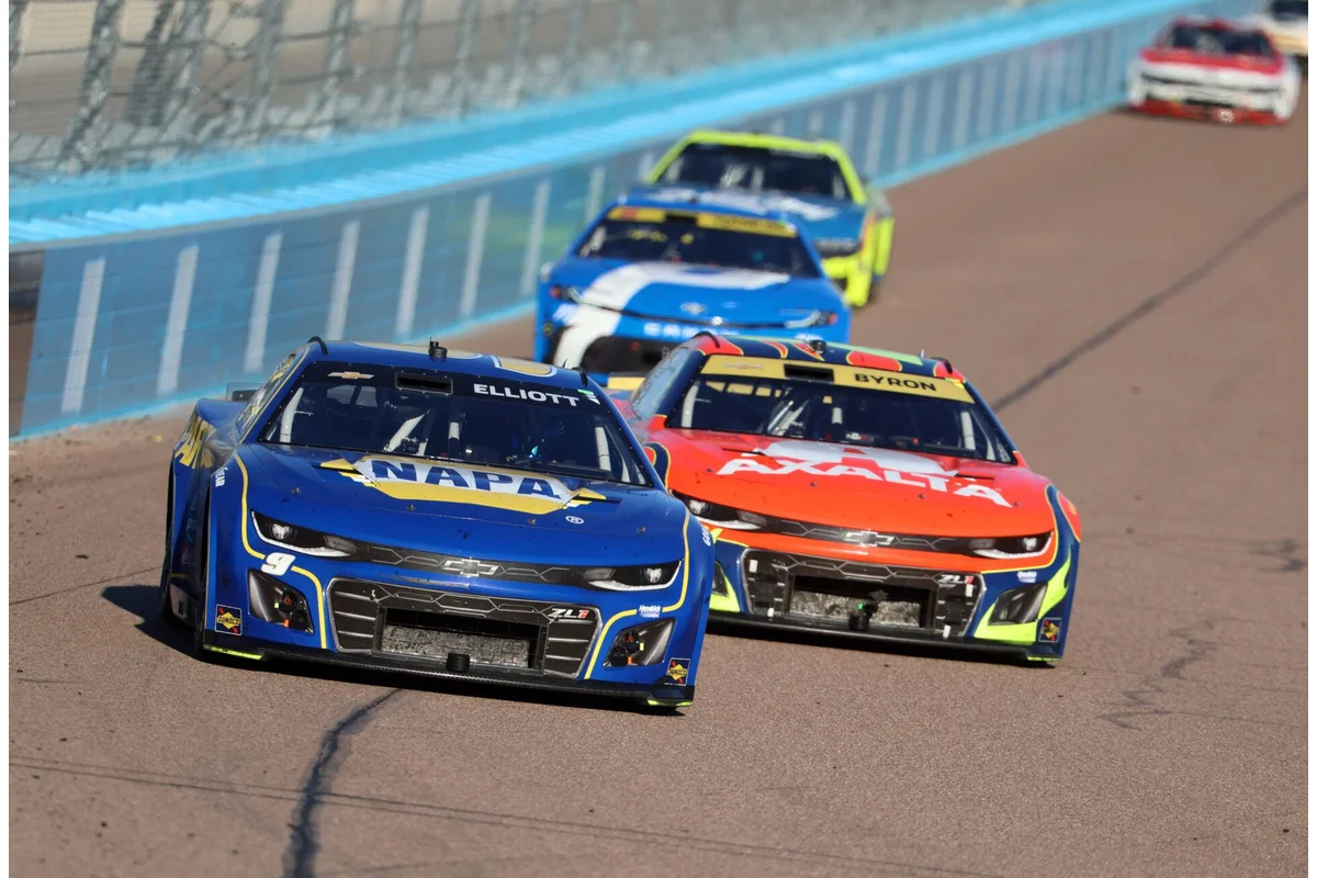 Chase Elliott, Dale Earnhardt Jr, NASCAR, Chase Elliott NASCAR playoffs contender