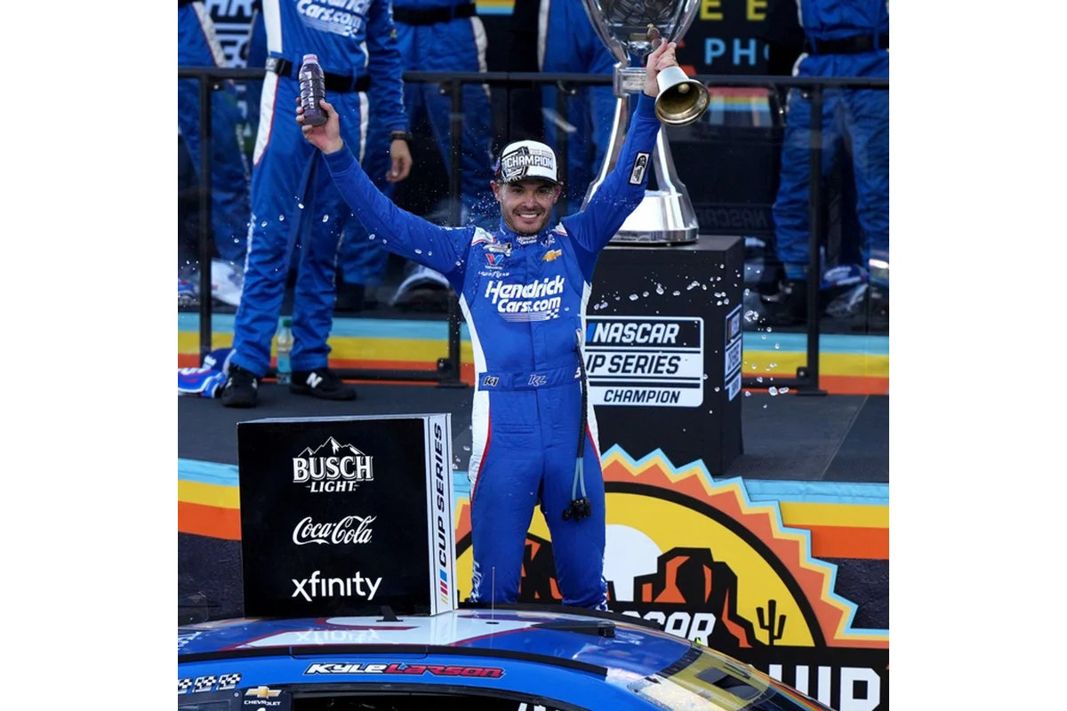 Kyle Larson, Denny Hamlin, Hendrick Motorsports, Phoenix Raceway, NASCAR, Cup Series, Kyle Larson championship strategy