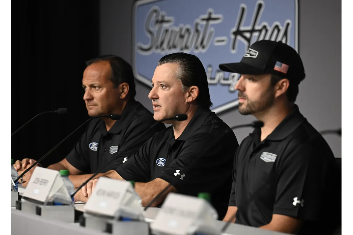 Tony Stewart, Dale Earnhardt Jr, NASCAR, Tony Stewart NASCAR leadership conflict