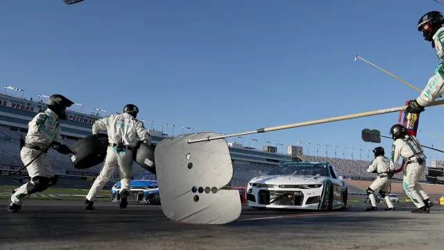 Hendrick Motorsports, Phoenix Raceway, Cup Series, Hendrick Motorsports pit crew improvement