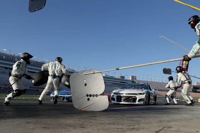 Hendrick Motorsports, Phoenix Raceway, Cup Series, Hendrick Motorsports pit crew improvement